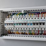 Tableau électrique moderne avec disjoncteurs dans une maison